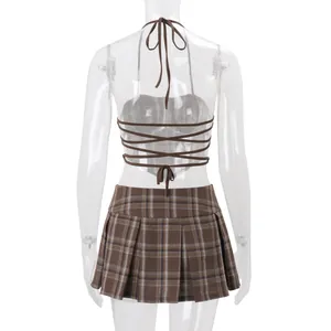 Detalle de la espalda del conjunto de top halter de cuadros y falda plisada.