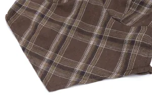 Detalle de la textura de la tela a cuadros marrones para el conjunto de verano vintage