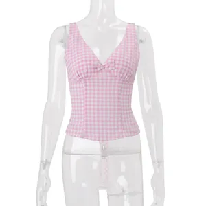 Detailansicht eines rosa-weiß karierten Camisole-Tops mit V-Ausschnitt an einer Schaufensterpuppe.