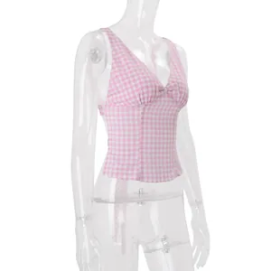 Detailansicht eines rosa-weiß karierten Camisole-Tops mit V-Ausschnitt und Schleife