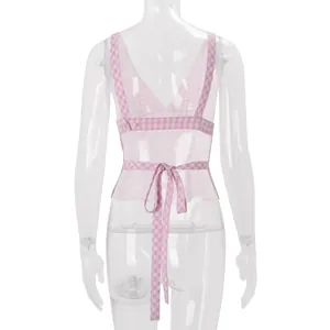 Detailansicht eines rosa karierten Sommertops mit offenem Rücken und Bindegürtel.