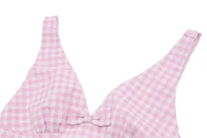 Detailansicht eines rosa karierten V-Ausschnitt-Oberteils mit einer niedlichen Schleife.