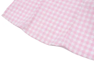 Detaillierte Makroansicht des rosa-weißen Gingham-Karostoffes am Saum des Sommertops