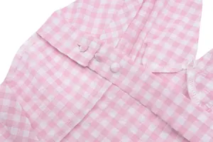 Makrodetail aus rosa Gingham-Stoff und stoffbezogenen Knöpfen auf der Rückseite des Sommertops
