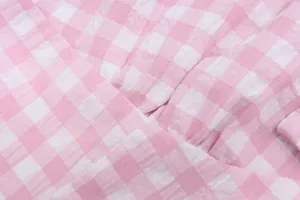 Detaillierte Makroansicht von rosa-weiß kariertem Gingham-Stoff für ein Sommertop