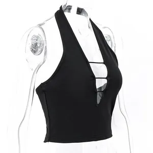 Gros plan sur un crop top licou noir sexy avec décolleté plongeant et détails ajourés