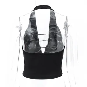Vue arrière détaillée d'un top court dos nu à licou noir sur mannequin transparent