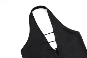 Vue détaillée d'un débardeur noir dos nu avec décolleté en V et brides élégantes.