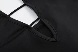 Gros plan sur l'élégante découpe du décolleté et les coutures d'un haut noir licou