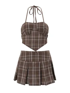 Conjunto vintage de dos piezas a cuadros marrones con top halter y minifalda plisada