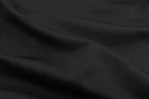 Vue détaillée de la texture du tissu en maille noire de qualité pour ce haut dos nu slim