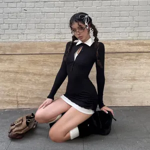 Model im schwarzen Langarm-Bodycon-Kleid im Preppy-Stil mit weißem Kragen und Unterrock