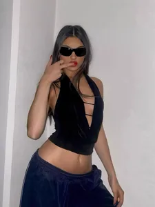 Top licou noir sexy sans manches avec col en V profond et détails découpés pour femmes chic