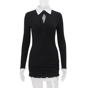 Elegantes, eng anliegendes Langarmkleid im Preppy-Stil mit weißem Polokragen und Saum