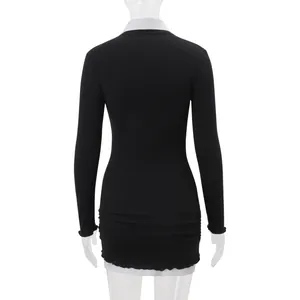 Rückansicht eines schwarzen Langarmkleids mit weißem Kragen und weißem Saum-Detail
