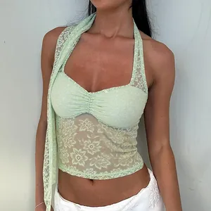 Primo piano del crop top halter in pizzo floreale verde chiaro e tessuto mesh