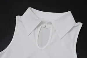 Detailansicht eines weißen Preppy-Hemdkragens mit Schlüssellochausschnitt und Knopf