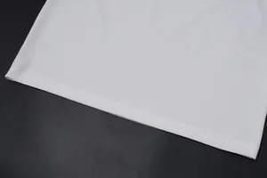 Nahaufnahme der hochwertigen Saumnaht an einem eleganten weißen Damenkleid-Set