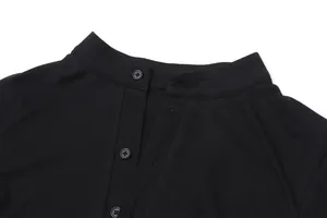 Detailansicht eines schwarzen Stehkragenkleides mit Knopfleisten-Designelementen
