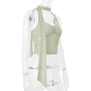 Vista dettagliata del crop top sexy verde chiaro con pizzo floreale e trama mesh