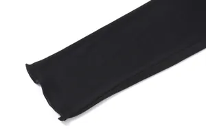 Detailaufnahme eines schwarzen Strickärmels mit gewelltem Saum für Kleider