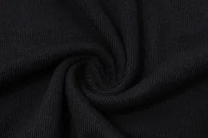 Makroaufnahme der weichen schwarzen Strickstofftextur für das elegante langärmelige Kleid