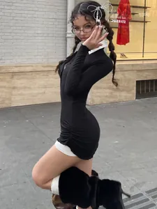 Körperbetontes Langarm-Minikleid im Preppy-Stil in Schwarz mit weißem Kontrastkragen