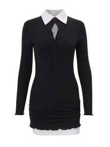 Elegantes schwarzes langärmliges Kleid mit weißem Kontrastkragen und weißem Saum