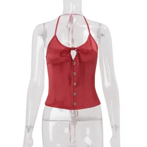 Détail d'un top licou rouge avec boutons et nœud sur un mannequin transparent clair
