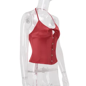 Vue latérale d'un haut licou corset rouge avec des boutons et un nœud décoratif