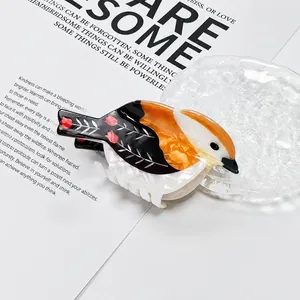 Vista detallada de una pinza para el cabello con forma de pájaro y flores de tulipán
