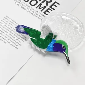 Detaillierte Ansicht einer bunten Haarklammer in Kolibri-Form aus Acetat für Damen-Styling.