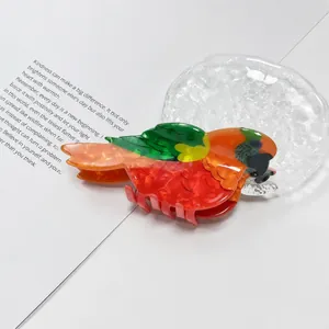 Farbenfrohe Haarklammer in Vogelform mit Acetat-Finish und Papageien-Design