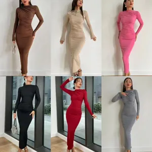 Sélection de couleurs pour cette robe longue moulante froncée à manches longues pour femmes