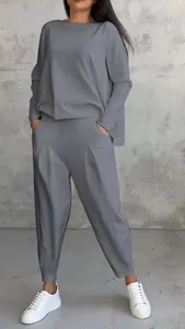 Vista dettagliata del set casual grigio a due pezzi con maglia a maniche lunghe e pantaloni