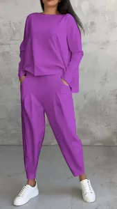 Dettaglio del completo casual viola da donna con maglia a maniche lunghe