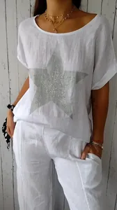 Detailansicht eines weißen Baumwoll-Leinen-T-Shirts mit glitzerndem Strass-Stern.