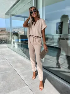 Elegante tuta beige con scollo a V, maniche corte e cintura regolabile in vita per lei