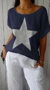 Nahaufnahme eines Damen-T-Shirts aus Baumwoll-Leinen mit glitzerndem Sternen-Strass-Druck