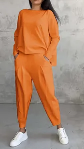 Vista dettagliata del completo casual da donna arancione in due pezzi con maglia a maniche