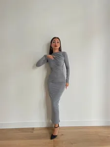 Robe longue élégante à col rond et manches longues, froncée, grise et ajustée pour femme