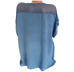 Detaillierte Rückansicht einer blauen Fledermausbluse mit aufwendigen Häkelspitzeneinsätzen.