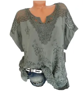 Detailansicht der Damen Bestickte Spitze V-Ausschnitt Bluse mit Fledermausärmeln.