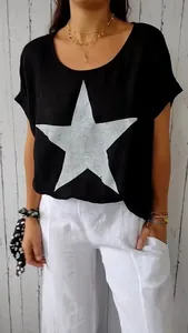 Detailansicht eines Damen-T-Shirts aus Baumwolle und Leinen mit glitzerndem Silberstern-Motiv.
