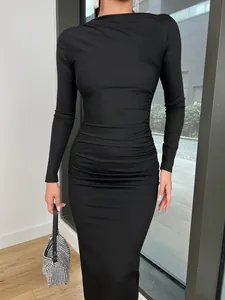 Gros plan sur le détail de la taille froncée et la coupe ajustée de la robe noire