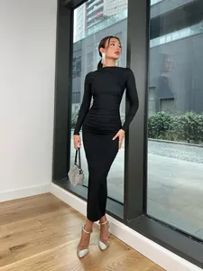 Robe longue moulante noire à manches longues avec un col rond au design minimaliste