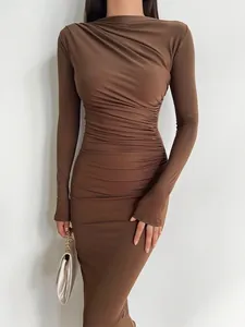 Vue détaillée d'une robe moulante marron à manches longues et fronces avec texture élégante