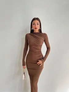 Robe mi-longue moulante élégante à manches longues marron chocolat avec encolure ronde