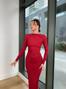 Élégante robe moulante rouge vin à manches longues avec détails drapés et coupe ajustée