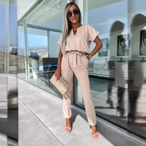 Elegante tuta beige con scollo a V, maniche corte e cintura in vita, lunghezza 9/10